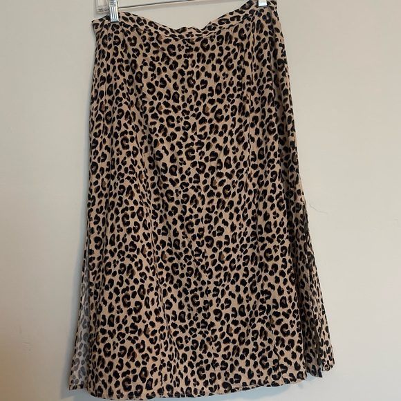 Divided Leopard Print Midi Skirt - Picture 4 of 5